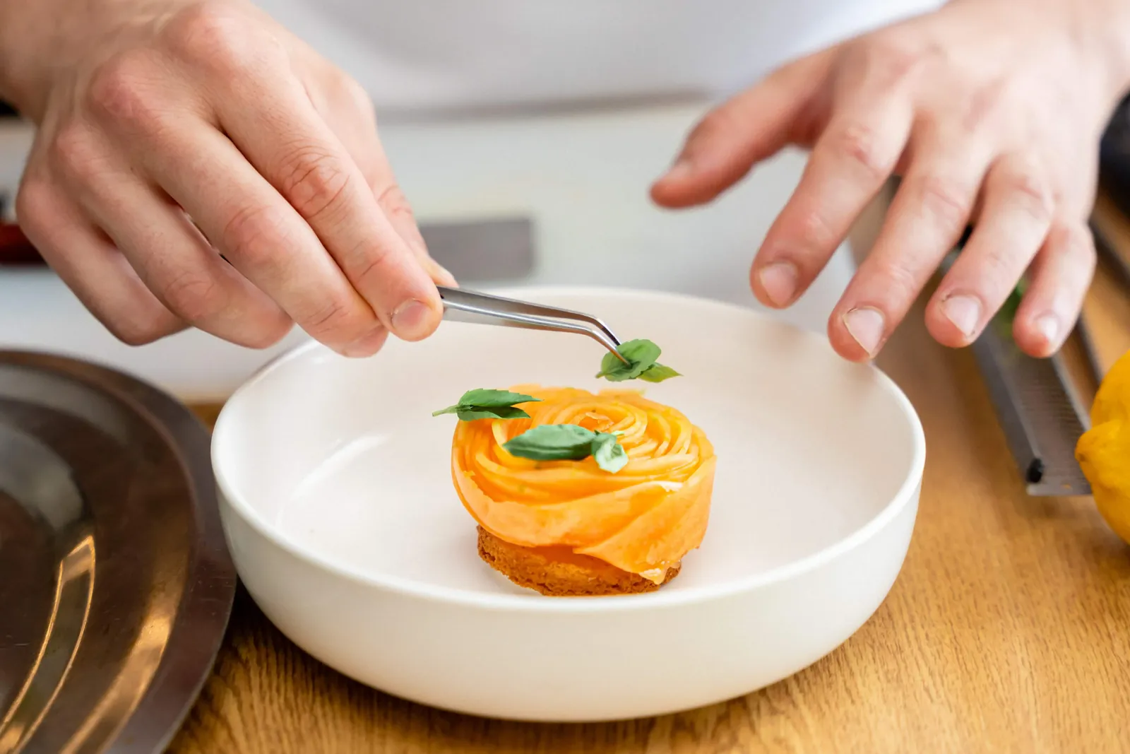 Le chef dresse une assiette dans la cuisine d'un client