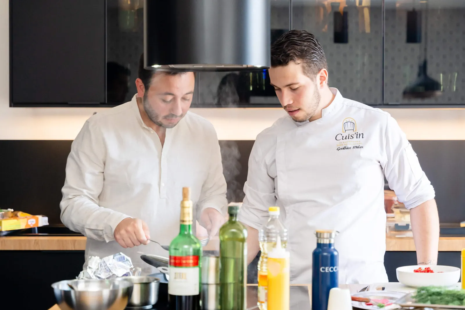 Le chef Milan Gonthier en cuisine pendant une prestation