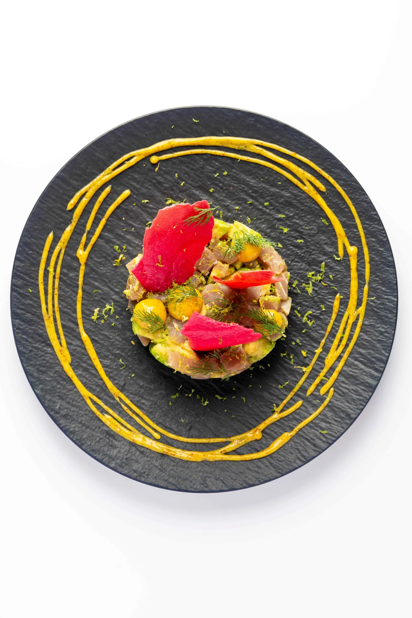 Tartare de thon et avocat coulis de mangue et moutarde a l'ancienne
