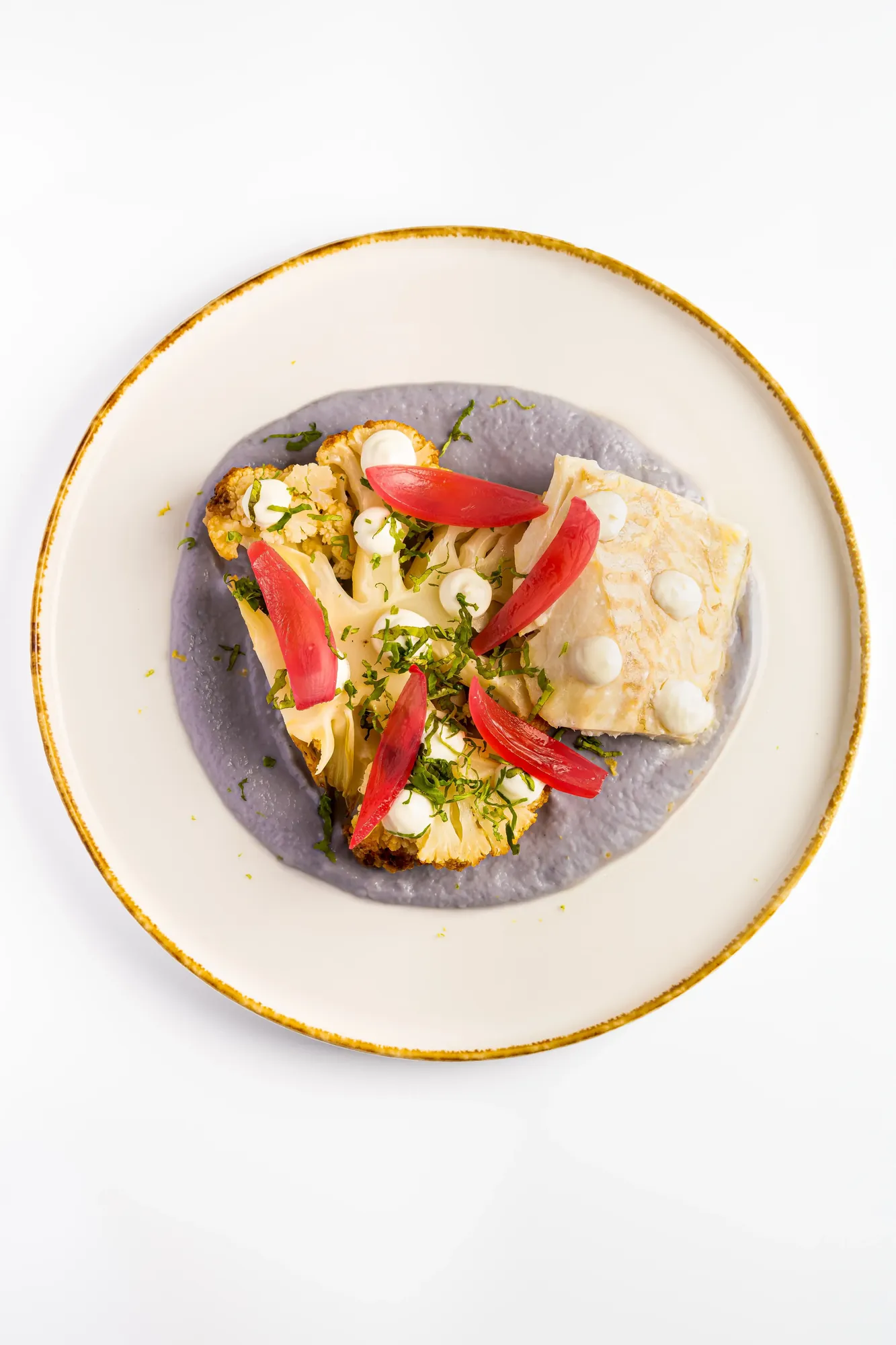Cabillaud cuit vapeur chou fleur rôti au épices purée de chou rouge et sauce yaourt citron