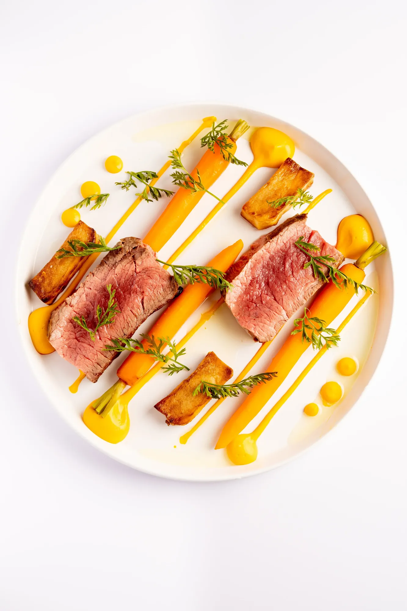 Boeuf roti carottes en deux texture et pomme de terre poêlé